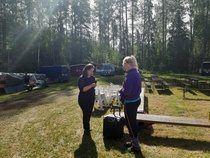 Vuoden sappeelaisen palkinnon jako 6.7.2019. Vasemmalla puheenjohtajamme Eini Rantala ja oikealla palkittava Sirkku Lahti.